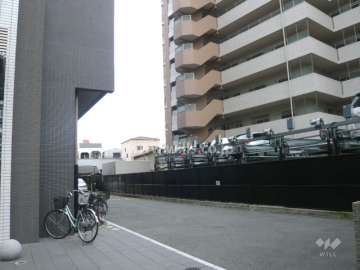 南側の様子（敷地空地を挟んでマンションが建っています）