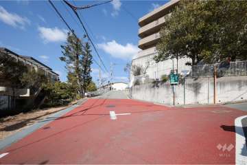 敷地西側の前面道路