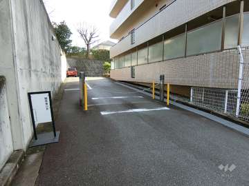 駐車場出入り口（ロボットゲート付き）