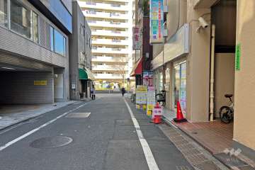 敷地の北側前面道路（西側から）