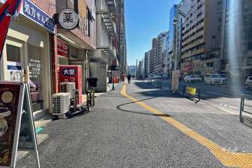 敷地の西側前面道路は明治通りです（北側から）。