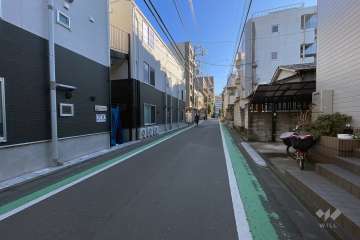 敷地の南側前面道路（西側から）