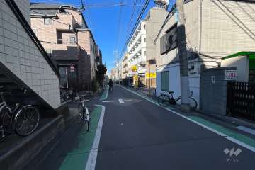敷地の南側前面道路（東側から）