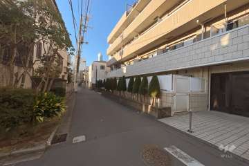 敷地東側の前面道路（北側から）