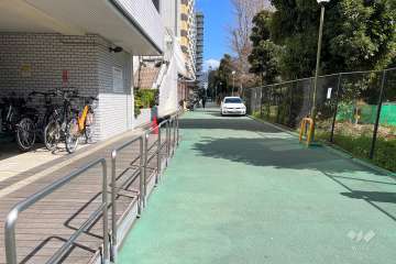 敷地南側の前面道路
