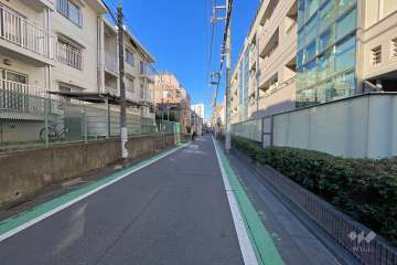 敷地の南側前面道路（東側から）