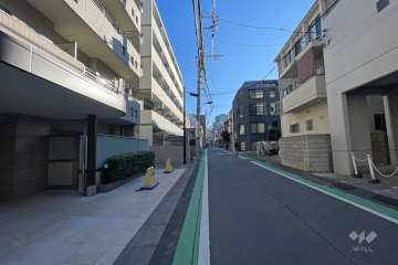 敷地の南側前面道路（西側から）