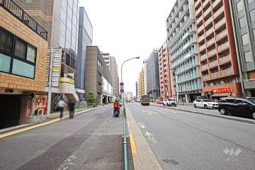 敷地東側の前面道路（南側から）