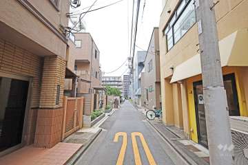 敷地西側の前面道路（南側から）