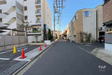敷地西側の前面道路（北側から）