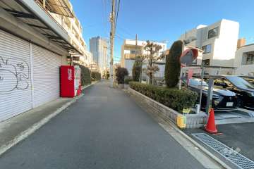 敷地西側の前面道路（南側から）