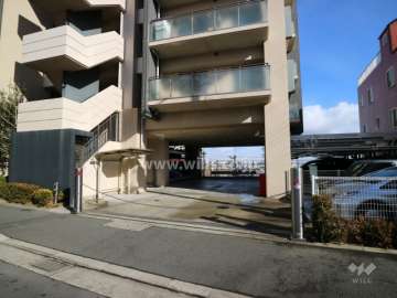 駐車場はロボットゲート付き