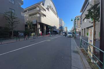 敷地の南側前面道路（東側から）