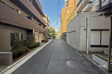 敷地西側の前面道路（南側から）