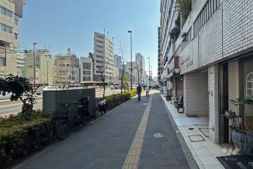 敷地東側は都道305号（明治通り）に面しています。