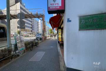 敷地の南側前面道路（東側から）