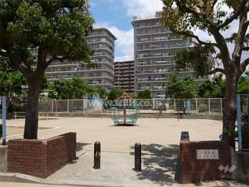 敷地のすぐ南側には公園があります。
