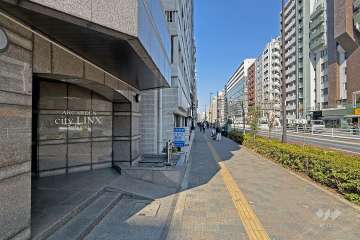 敷地の東側前面道路は明治通りです（南側から）。