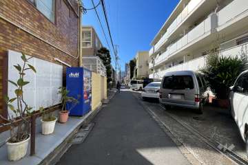敷地西側の前面道路
