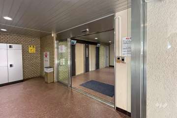 エントランスはオートロック付きです。　