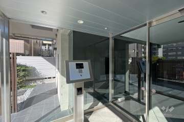 エントランスはオートロック付きです。