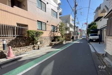 敷地西側の前面道路