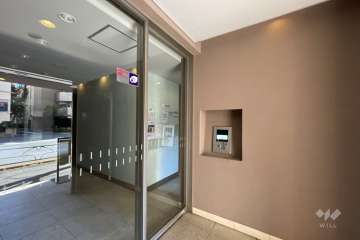 エントランスはオートロック付きです。