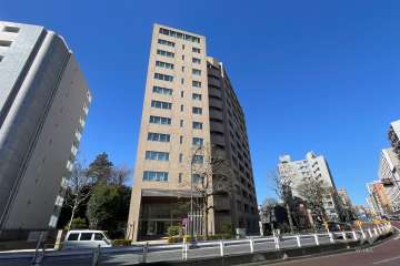 プラウド新宿御苑エンパイアの外観（南東側から）