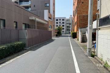 敷地の北側前面道路（東側から）