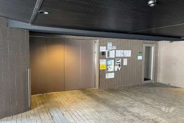 屋内機械式駐車場の出入り口