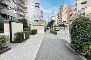 敷地の北側前面道路（東側から）