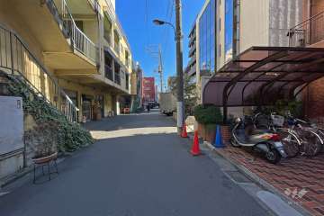 敷地北側の前面道路（西側から）