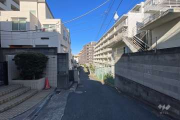 敷地西側の前面道路