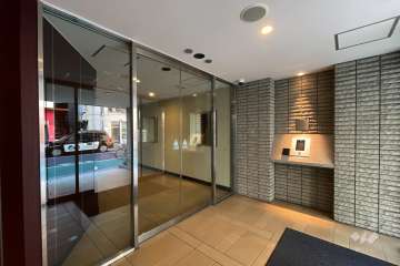 エントランスはオートロック付きです。