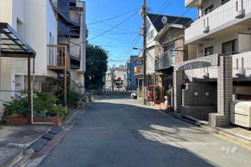 敷地東側の前面道路（北側から）