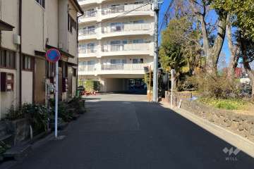 敷地の南東側前面道路（北東側から）