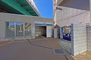 敷地の南側前面道路は西武鉄道中井駅」前です（東側から）。
