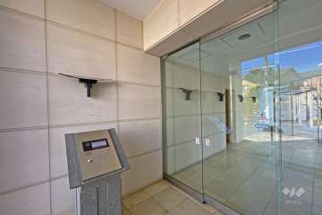 エントランスはオートロック付きです。