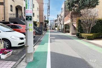 敷地の北側前面道路（東側から）