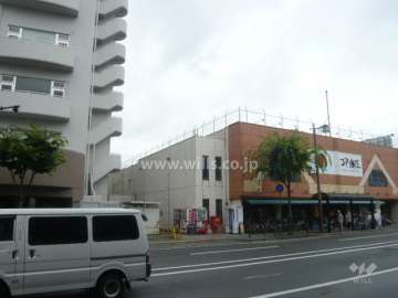 マンションの北側にスーパーがあります。