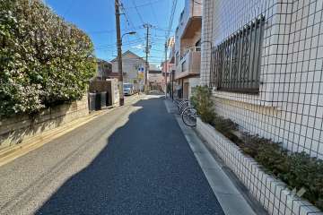 敷地東側の前面道路（北側から）