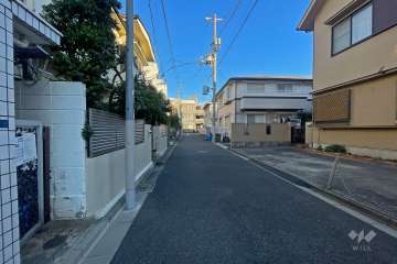 敷地東側の前面道路（南側から）