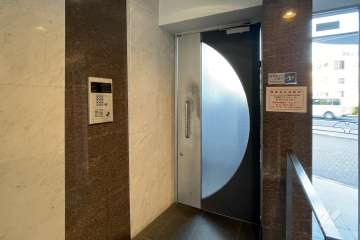 エントランスはオートロック付きです。