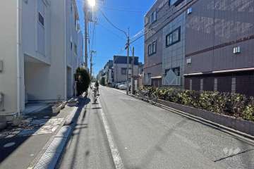 敷地の東側前面道路（北側から）