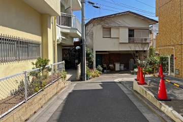 敷地の南側前面道路（西側から）