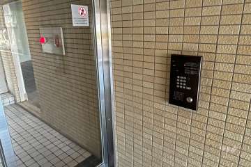エントランスはオートロック付きです。