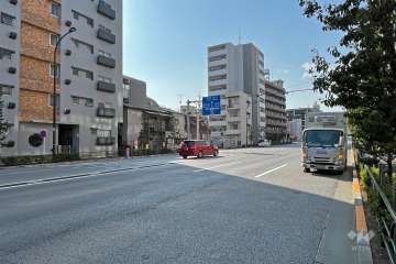 敷地の北側前面道路は新目白通りです（東側から）。