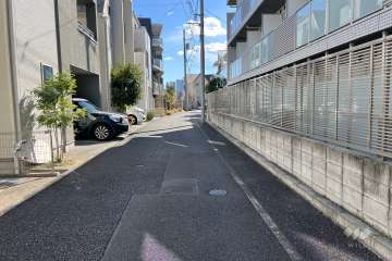 敷地の東側前面道路（北側から）