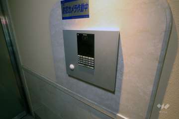 エントランスはオートロック付きです。