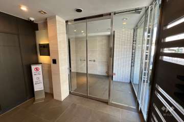 エントランスはオートロック付きです。